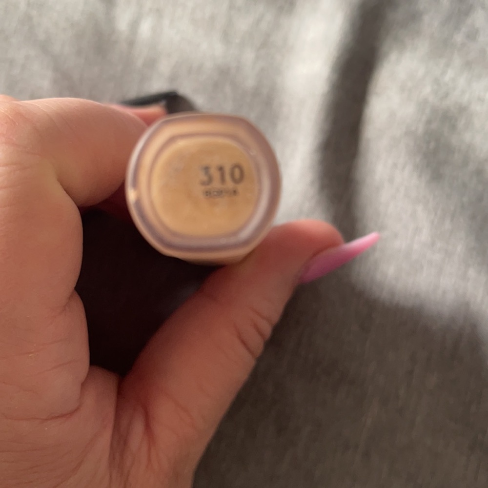 Fenty 310 Pro Filt'r Instant Retouch Concealer - Picture 3 of 5